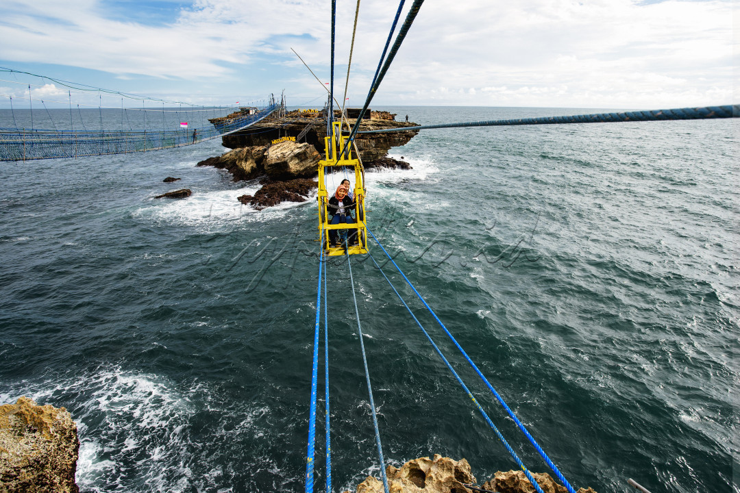 Pantai Timang menonjol dan menjadi daya tarik wisata bukan karena pasir putih,&nbsp;<br />
atau air lautnya yang tenang, melainkan sebuah pulau yang berada di seberang pantai, yakni Pulau Watu Panjang.<br />
<br />
Terbilang ekstrem, aktivitas wisata inilah yang paling banyak diburu wisatawan.<br />
Saat menyeberang, deburan ombak akan menghantam bagian bawah gondola,&nbsp;<br />
<br />
Perlu diketahui bahwa jarak dari Pantai Timang ke Pulau Watu Panjang sebetulnya hanya sekitar 100 meter saja.<br />
Selama itu pula adrenalin kita akan diuji.&nbsp;