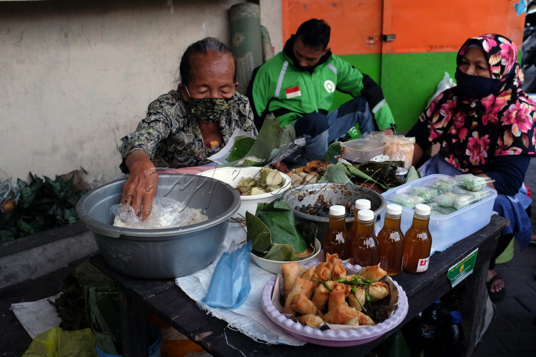 Lupis mbah Satinem jajanan tradisional yang viral dan selalu ramai di kota Yogyakarta.&nbsp;