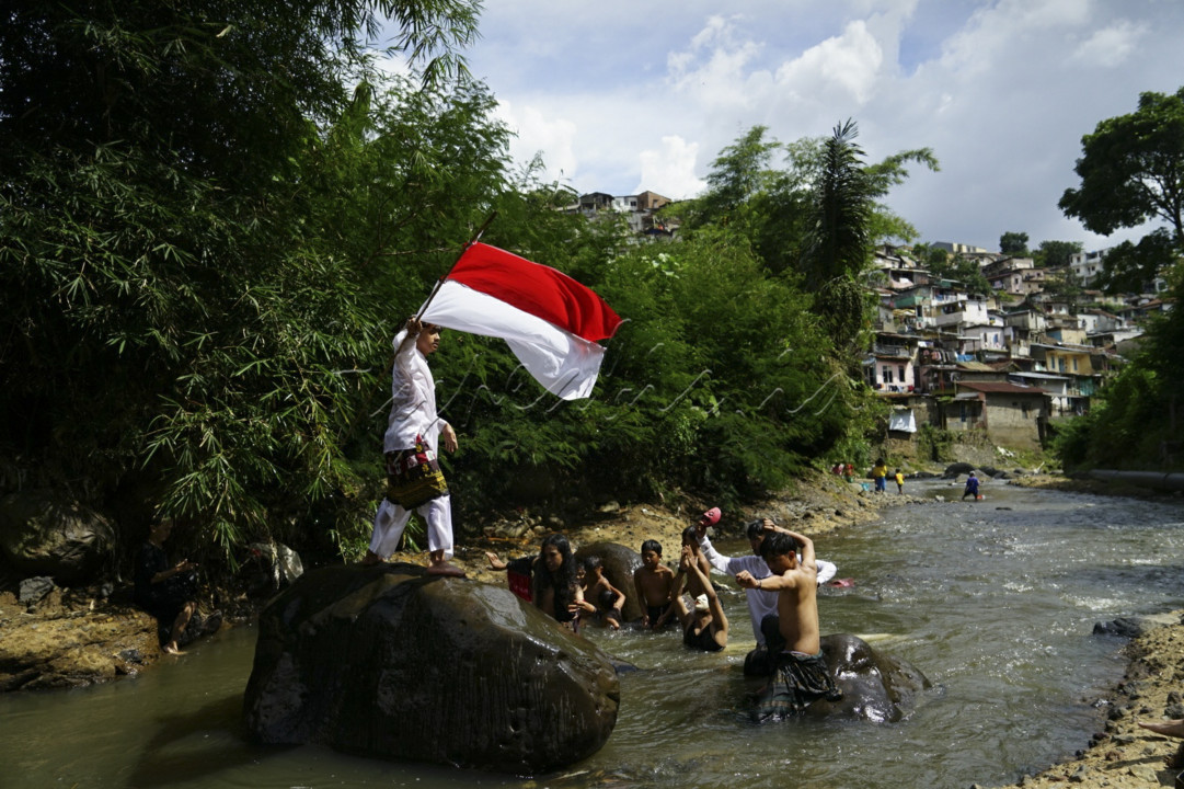 Gabungan seniman dari Kelompok Anak Rakyat (Lokra), Maharaku Dance Company, Padepokan Pasir Ipis dan Pasukan Huru Hara Dance&nbsp; menampilkan seni tari bertajuk "Dvisahasra Ekavimsati"di Serlok Bantaran, Jalan Bukit Jarian, Kota Bandung. Diiringi musik rebab, perkusi dan suling dari Vraga Music, penampilan seni ini digelar&nbsp;di aliran Sungai&nbsp;Cikapundung. Kolaborasi seniman tari, pemusik hingga pesilat ini merupakan respon terhadap ruang terbuka yaitu Sungai&nbsp;Cikapundung&nbsp;melalui media seni.<br />
<br />
Musik yang dihasilkan berpadu dengan gemericik air aliran sungai&nbsp;Cikapundung&nbsp;menghadirkan nuansa berbeda bagi setiap pengunjung yang menyaksikannya. Selain menjadi penampilan seni kolaborasi para senimam, pentas seni ini menjadi upaya untuk mengkativasi Serlok Bantaran sebagai ruang untuk berkarya.&nbsp;Dvisahasra Ekavimsati menjadi sebuah sajian seni yang berisi doa dan harapan para seniman untuk kondisi Bangsa Indonesia dan dunia di tahun 2021 ini.