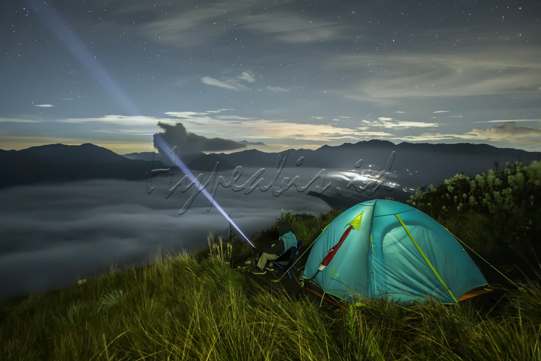 Pemandangan gunung bromo dan lautan pasir pada malam hari, yang ketutup kabut dari puncak pundak lembu 3000 mdpl.pundak lembu terletak di desa wonokerso kab.probolinggo jawa timur.