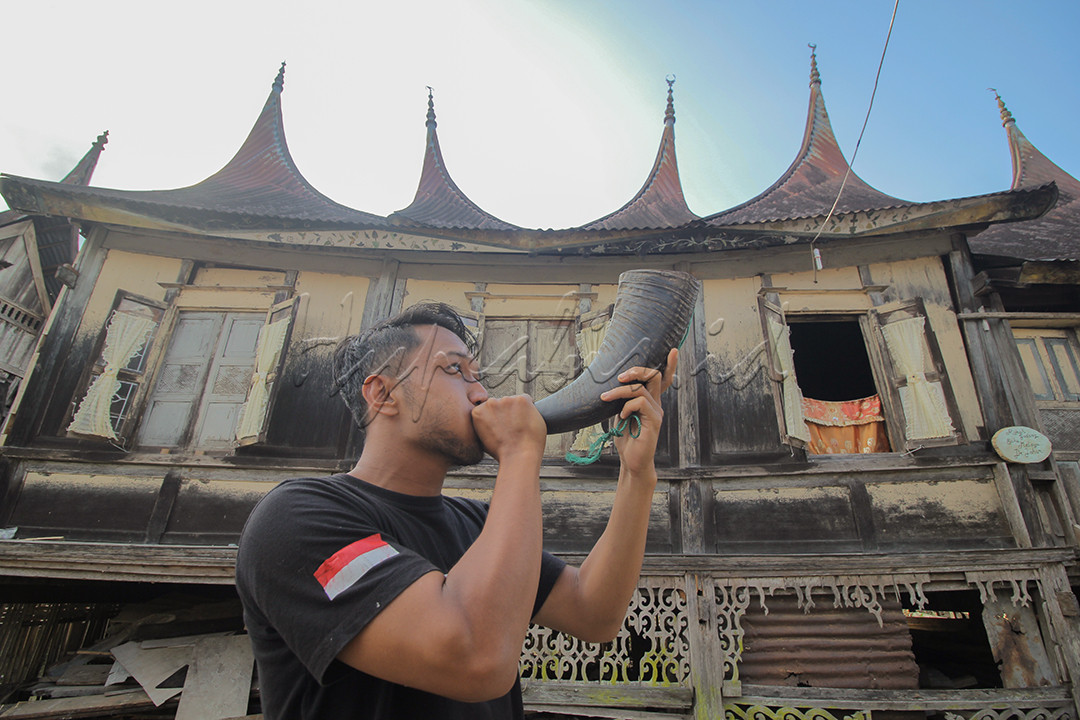 Zil Basariko, seorang warga Jorong Sungai Dadok, Nagari Koto Tinggi, Kecamatan Gunung Omeh, Limapuluhkota, Sumatra Barat, meniup "pupuik" atau terompet dari tanduk kerbau, sebabai pertanda atau himbauan kepada petani di kawasan itu sebagai pertanda untuk segera pergi ke sawah