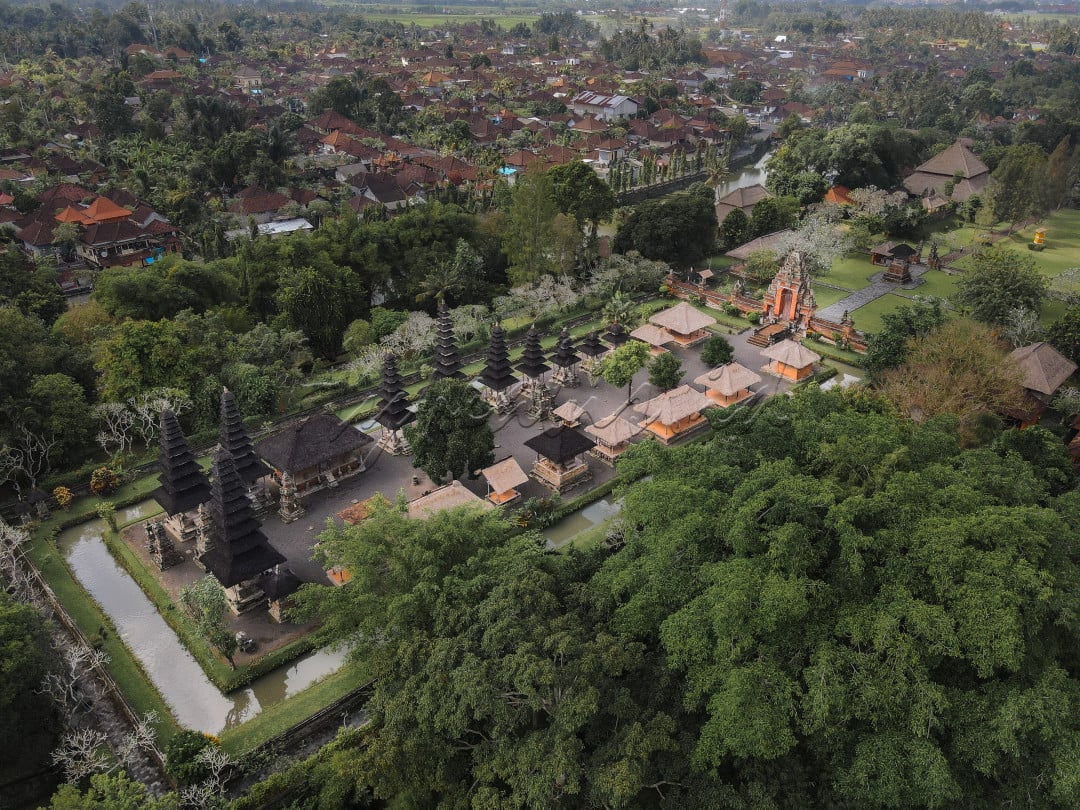 Pura Taman Ayun dibangun tahun 1632 oleh raja Mengwi, I Gusti Agung Putu dibantu oleh arsitek keturunan Tiongkok bernama Ing Khang Ghoew. Pura Taman Ayun merupakan simbol 9 pura utama di Bali : Pura Besakih, Batukaru, Lempuyang Luhur, Goa Lawah, Uluwatu, Puser Pusering Jagat, Ulun Danu Batur, Andakasa, dan Pucak Mangu.