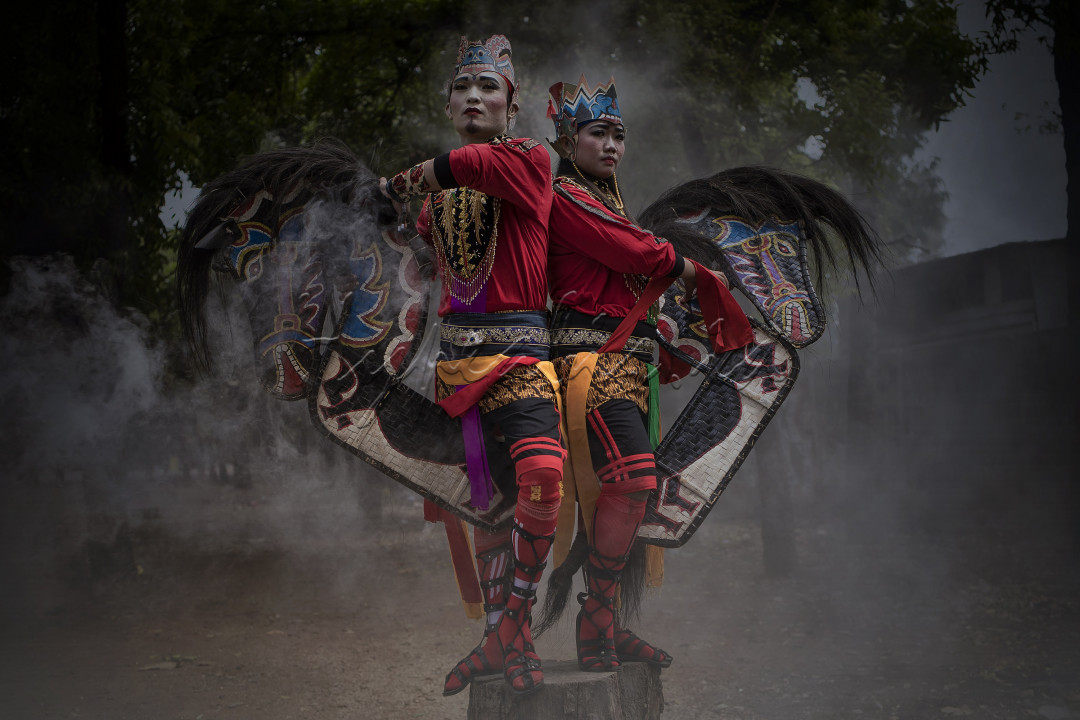Kuda lumping juga disebut jaran kepang atau jathilan adalah tarian tradisional Jawa yang menampilkan sekelompok prajurit tengah menunggang kuda. Tarian ini menggunakan kuda yang terbuat dari bambu atau bahan lainnya yang di anyam dan dipotong menyerupai bentuk kuda, dengan dihiasi rambut tiruan dari tali plastik atau sejenisnya yang di gelung atau di kepang.<br />
<br />
&nbsp;