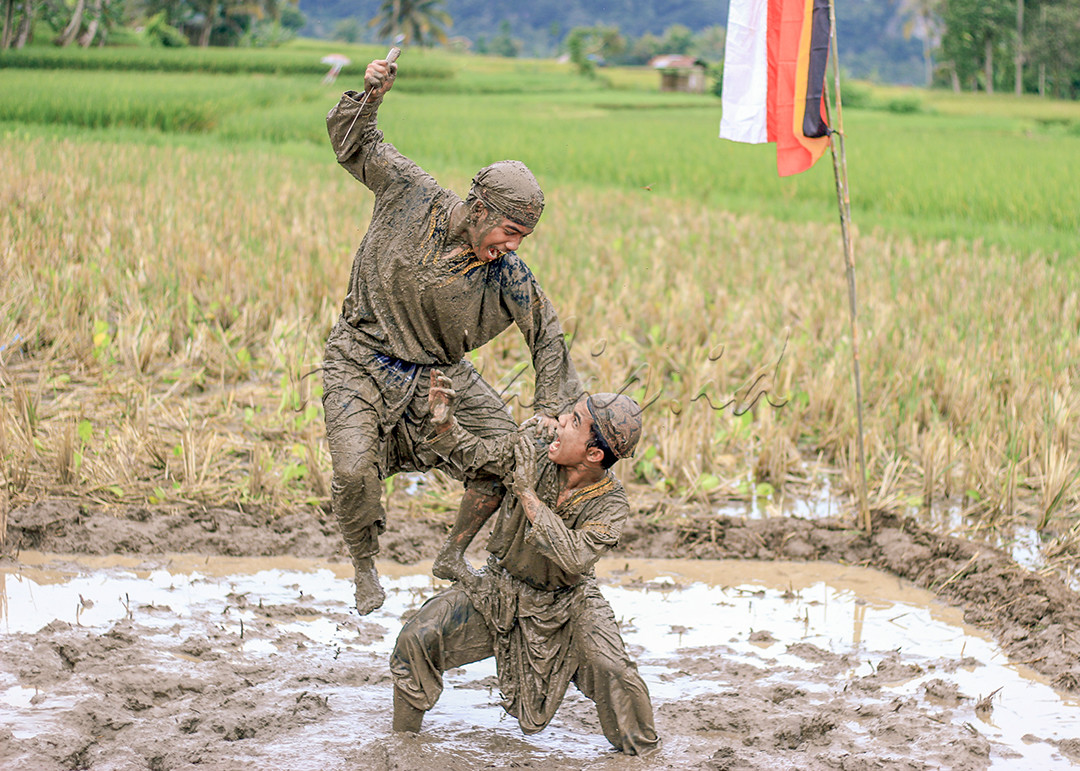 Dua pandeka beradu jurus saat memperagakan Silek Lanyah di Limapuluhkota, Sumatra Barat. Silek lanyah merupakan silat yang dimainkan di tempat berlumpur, seperti di dalam sawah.&nbsp;