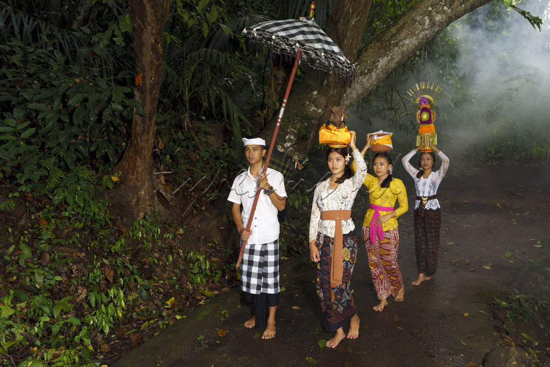 Beberapa warga masyarakat Hindu Bali sedang berjalan menuju ke pura untuk melakukan upacara adat keagamaan.