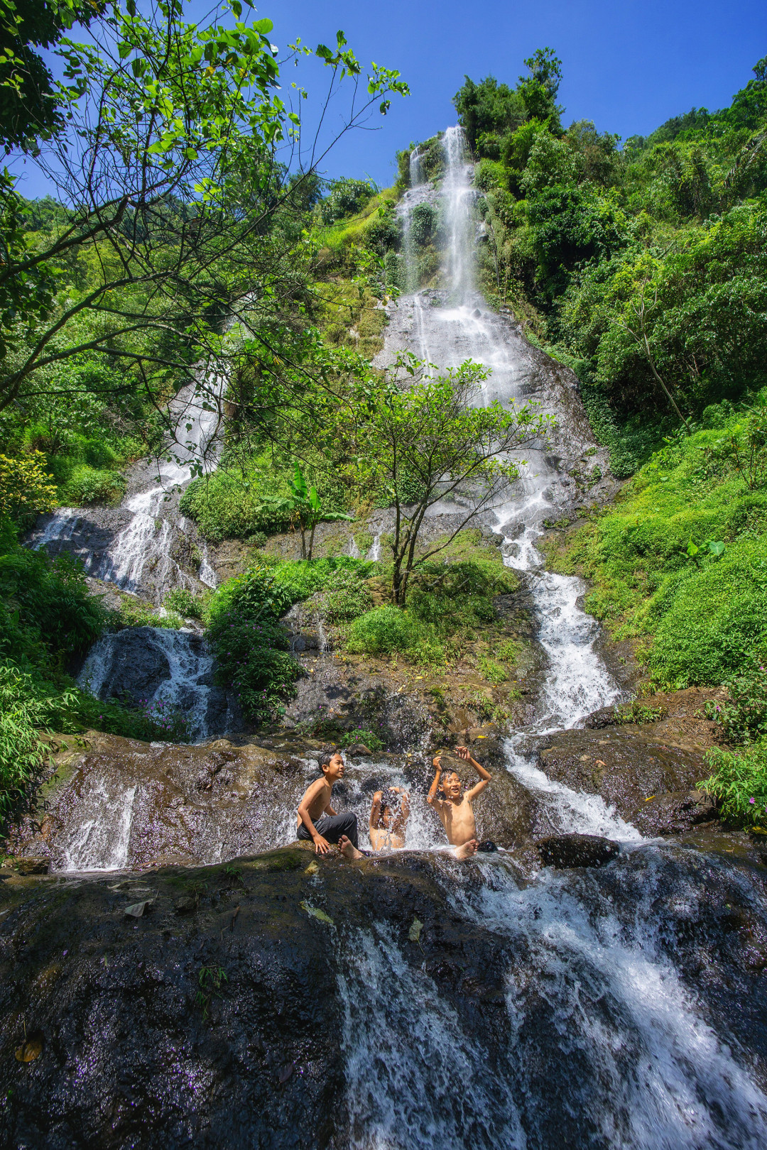 Berbicara tentang pesona pariwisata, Indonesia sangatlah Kaya. Salah satu yang belum banyak terexplore ada di Kab.Subang.<br />
.<br />
Curug Wangun namanya . Curug ini sebenarnya sudah pernah dibuka tahun 2005 lalu, namun kemudian tak terurus. Baru kemudian Oktober 2017 lalu, warga masyarakat bersama Kompepar berinisiatif membuka kembali lokasi wisata tersebut.<br />
.<br />
Perasaan tenang dan bahagian a, udara segar, air yang menyegarkan dan jernih, dedaunan yang rimbun dan hutan yang masih alami, bisa kita rasakan disini.<br />
Aksesibilitas kesini cukup mudah ditemukan, patokannya Desa Buniara, Tanjungsiang. Setelah dari Parkiran, kita harus berjalan kaki kurang lebih 30 menit - 1 Jam dengan kontur treking jalan setapak yang cukup menanjak.<br />
HTM disini sangat murah, dari parkiran oleh penjaga yang merupakan warga sekitar, dikenakan tarif masuk Rp. 6000 dan biaya parkir Rp.2000.<br />
.<br />
Untuk teman-teman traveler dan wisatawan, saya merekomendasikan Curug Wangun untuk dikunjungi jika sedang berada di Subang.