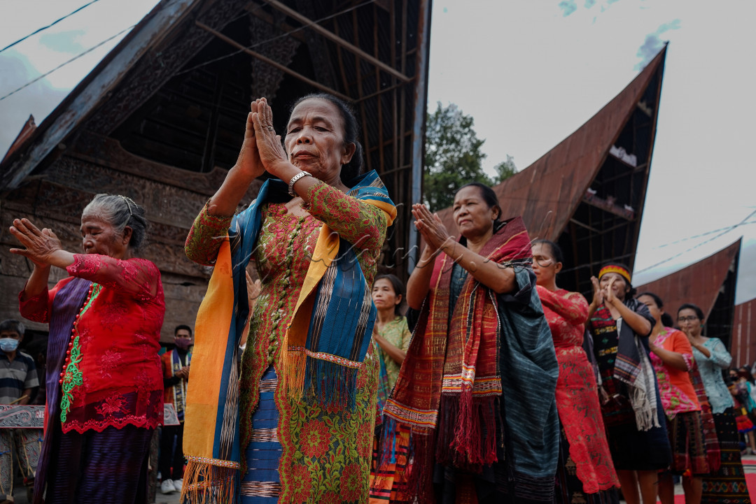 Sejumlah ibu-ibu dari kampung Ulos Lumban Suhi-suhi, Samosir memberikan salam kepada pengunjung