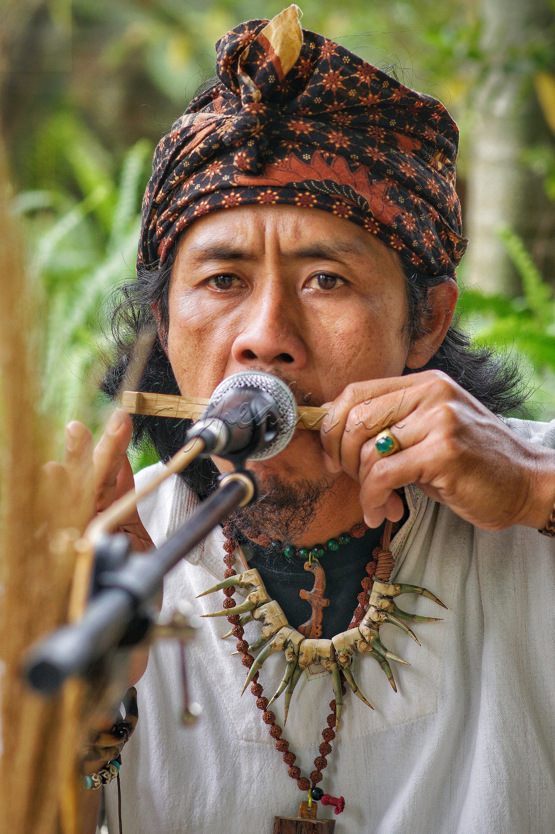 Menjaga seni dan budaya permainan musik tradisional karinding.<br />
Karinding merupakan salah satu alat musik tradisional Sunda dari Jawa Barat dan Banten yang cara memainkannya disentil oleh ujung telunjuk sambil ditempel di bibir. Alat musik ini termasuk dalam jenis lamelafon atau idiofon. Biasanya dibuat dari bahan pelepah aren atau dari bambu.