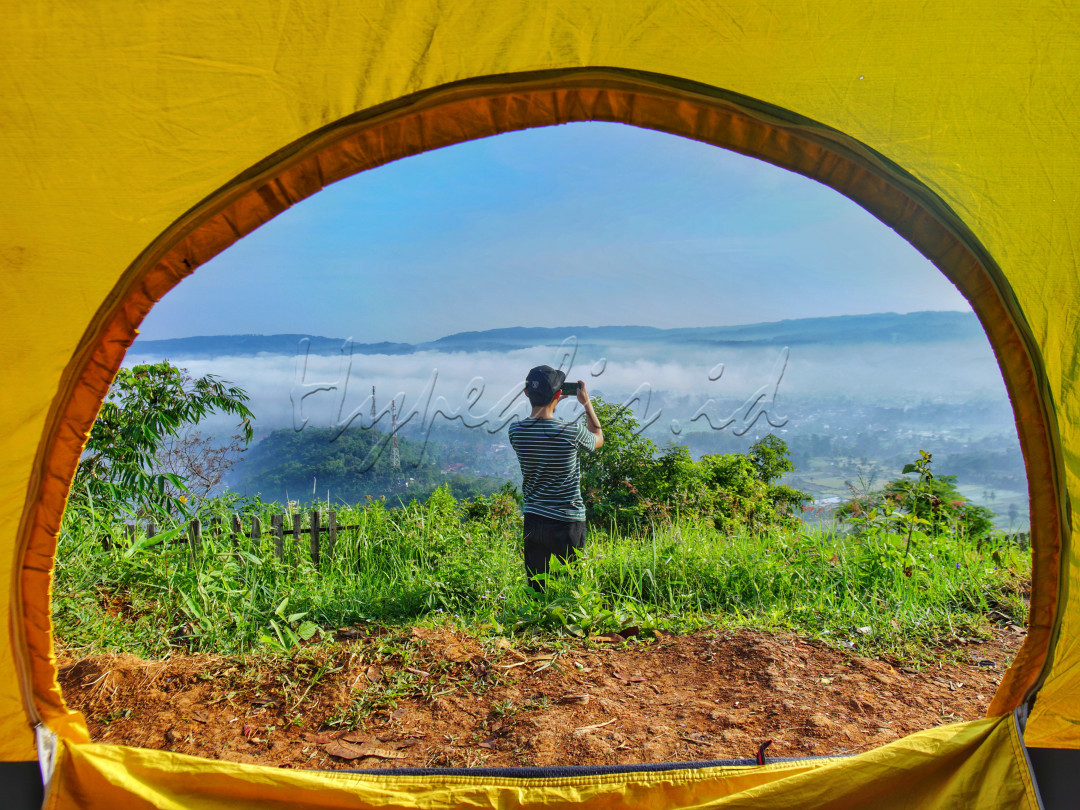 Destinasi yang tengah ngeHype abis ini, berada di Subang Desa Kawungluwuk, Tanjungsiang, Kab.Subang. Bukit Pamoyanan namanya. Destinasi ini merupakan sebuah perbukitan yang hijau dengan panorama apik yang membuat banyak traveller berdatangan ke bukit ini yang juga disebut sebagai<br />
"Negeri diatas Awan tanah Pajajaran".
