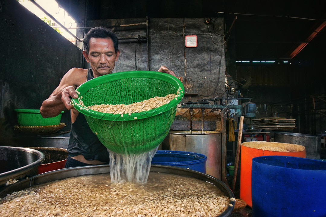 Salah satu kuliner favorit khas Indonesia adalah tempe. Makanan yang terbuat dari kedelai ini bisa diproduksi di hampir seluruh pelosok daerah.<br />
Salah satunya ada di Baleendah. Sentra produksi tempe di Baleendah ada di Kampung Cikarees RW 21.<br />
Di kampung mayoritas penduduknya kebanyakan bekerja dan pengusaha Tempe sebagai mata pencaharian utamanya. Tempe-tempe yang diproduksi disini, biasa dikirim ke Pasar-pasar tradisional, seperti pasar Tradisional Baleendah salah satunya.