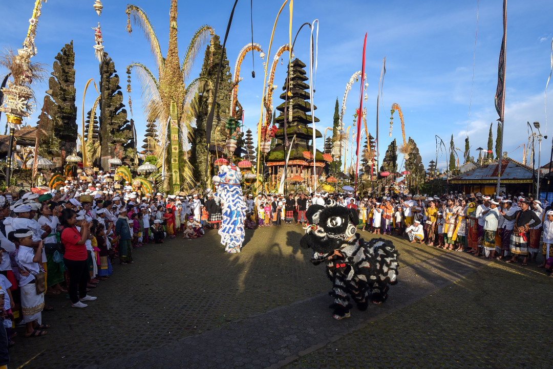 Keunikan dari upacara karya ngusaba kedasa di Pura Ulun Danu Batur, pasalnya saat prosesi ritual mepepada agung dua barong sai menari mengiringi tedunnya pralingga ida ratu ngurah subandar yang berstana di konco batur dalam mapepada agung tersebut. tujuan dari pada dilaksanakannya tarian barong sai dalam ritual mepepada agung adalah untuk menetralisir aura negatif alam semesta beserta isinya. sedangkan ritual mepepada agung sendiri bertujuan untuk menyucikan seluruh sarana sesajen yang akan disembahkan kehadapan ida betara-betari di Pura Ulun Danu Batur. saat mepepada agung ida betara-betari juga mececingak untuk untuk memberikan merta atau anugrah kepada seluruh masyarakat yang tangkil saat ngusaba kedasa di Pura Ulun Danu Batur