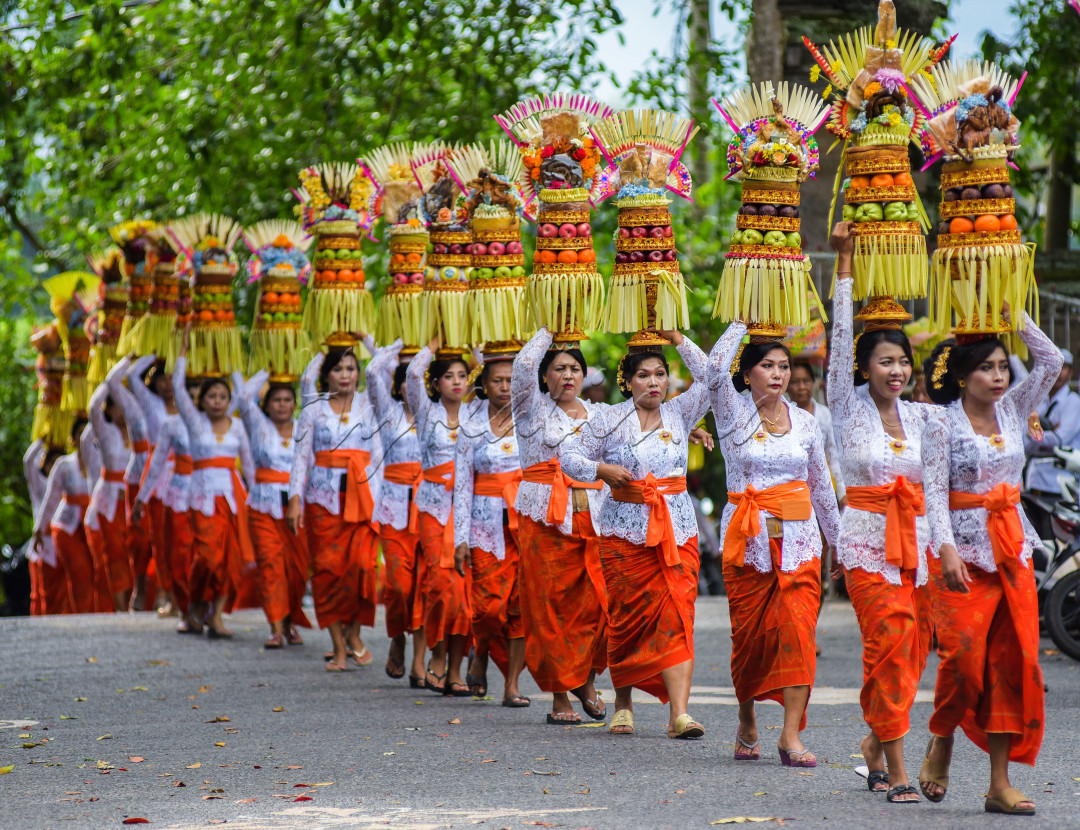 Mepeed atau peed adalah merupakan tradisi unik yang ada di beberapa desa di Bali. Masyarakat Hindu di Bali sejak lama memiliki kebudayaan unik, indah, kaya makna sekaligus penuh misteri.