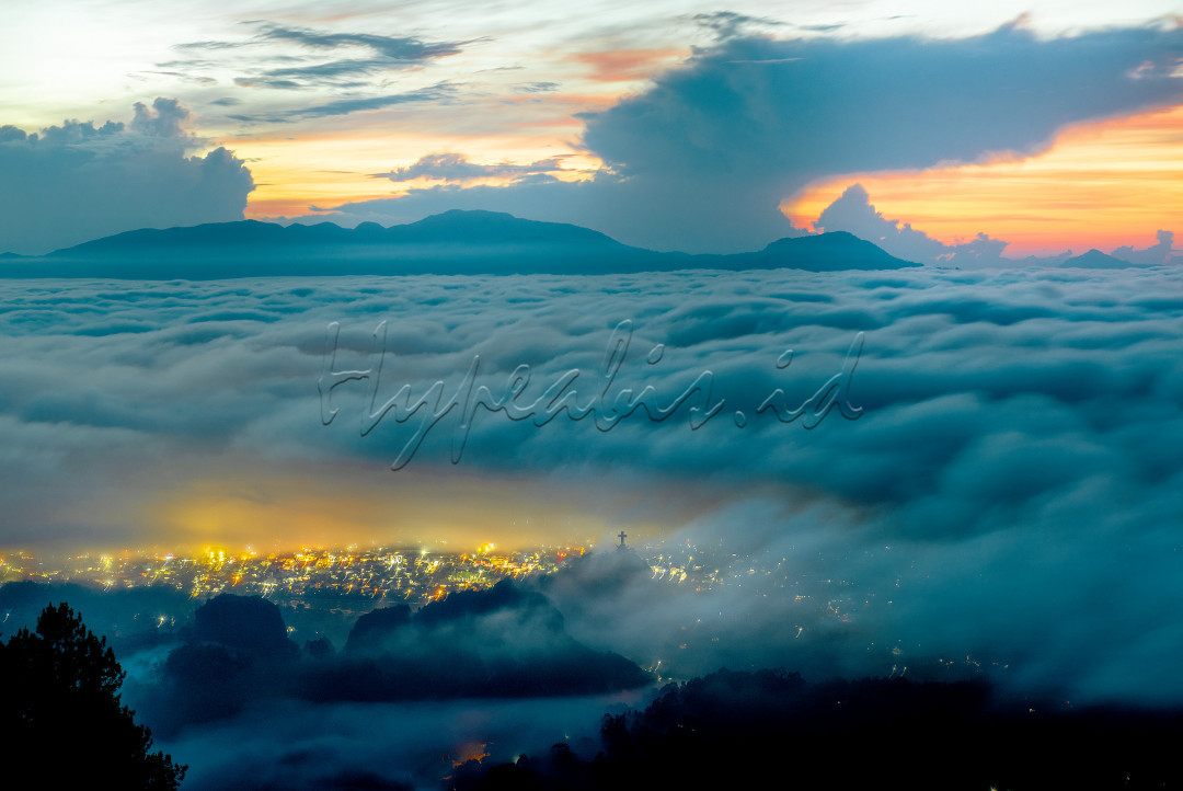 Negeri di atas awan, Totombi, Toraja<br />
<br />
Indonesia adalah negara kepulauan yang kaya akan sumber daya alam maupun keragamanan budaya, suku dan bahasa. Keragaman yang ada inilah yang menjadikan kekayaan dan keindahan bangsa Indonesia.<br />
<br />
Keindahan alam Nusantara seakan tiada habisnya untuk dieksplorasi. Negeri di atas awan Totombi berada di Toraja, foto ini saya ambil pada jam 5 dini hari, terlambat sedikit saya tidak akan mendapatkan moment seperti ini.<br />
<br />
Bangga akan Indonesia dengan banyak tempat wisata yang sangat sangat luar biasa..<br />
@hypeabisid<br />
@bisnisindonesiafoto