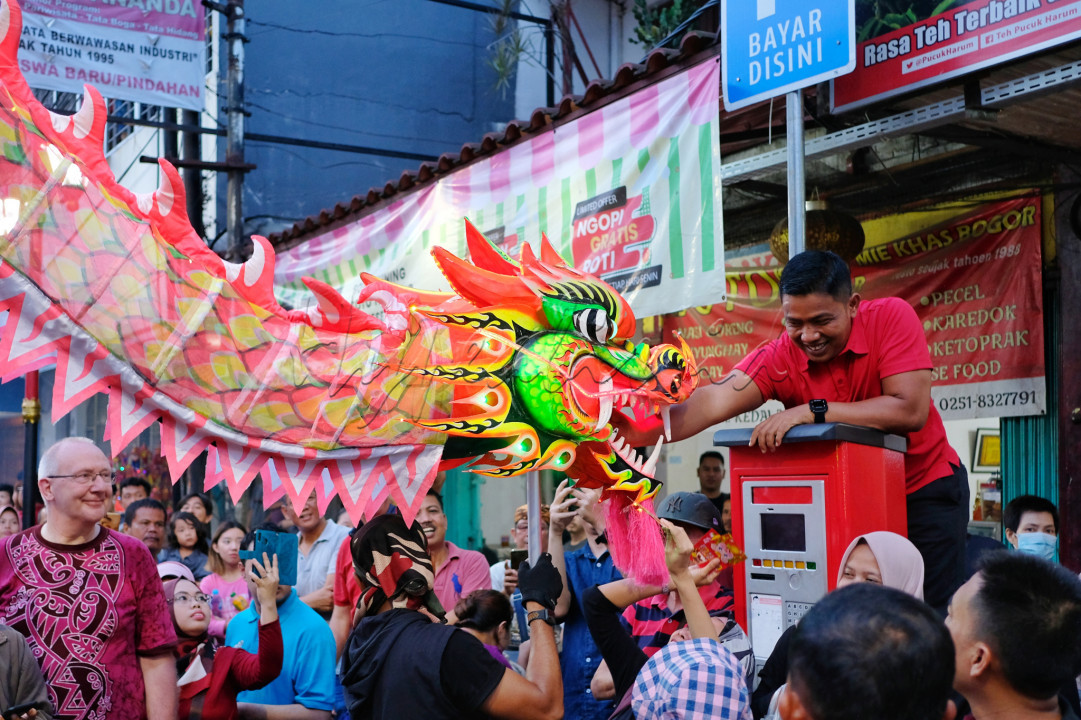 Para pengunjung antusias memberikan ampao kepada salah satu liong peserta kirab budaya bogor street festival CGM 2020