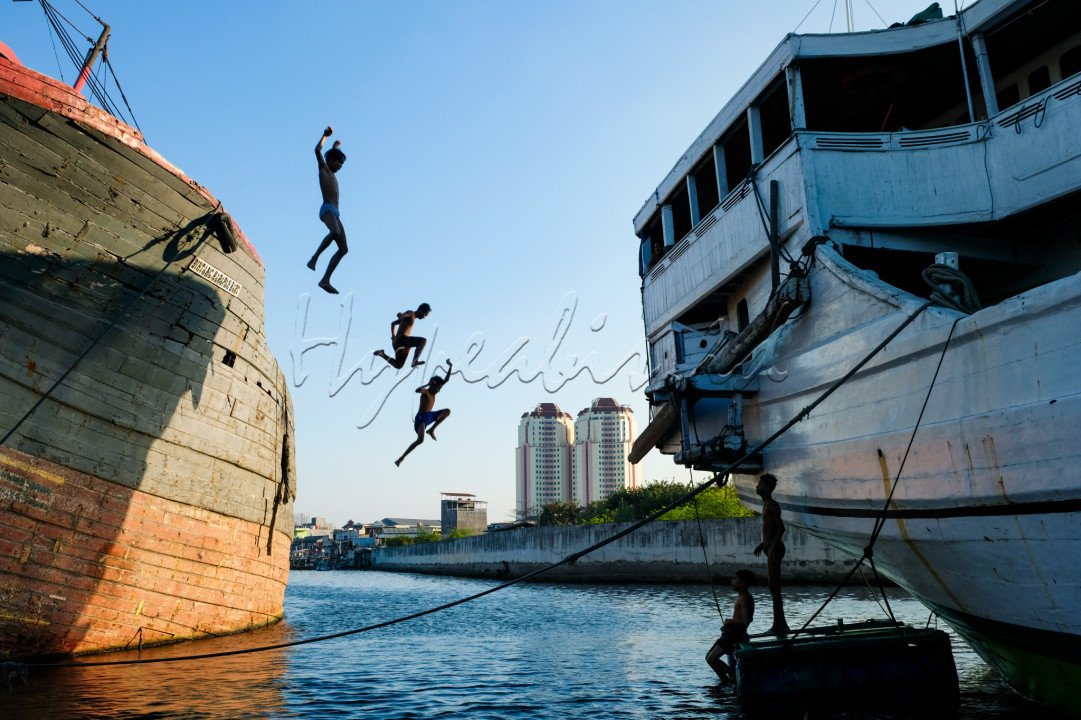 Anak-anak di pelabuhan Sunda Kelapa sedang asik bermain di atas kapal-kapal yang sedang besandar<br />
<br />
Walau tetap berfungsi sebagai pelabuhan, Sunda Kelapa kini juga bertransformasi sebagai objek wisata sejarah. Hal itu tampak dari banyaknya wisatawan yang kerap datang ke sana saat weekday dan weekend.