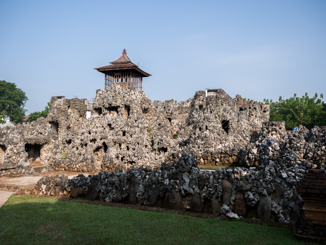 Gua Sunyaragi adalah sebuah Gua yang berlokasi di kelurahan Sunyaragi, Kecamatan Kesambi, Kota Cirebon, Jawa Barat di mana terdapat bangunan mirip candi&nbsp;yang disebut Gua Sunyaragi, atau Taman Air Sunyaragi, atau sering disebut sebagai Tamansari Sunyaragi.<br />
Nama "Sunyaragi" berasal dari kata "Sunya" yang artinya sepi dan "Ragi" yang berarti raga, keduanya adalah bahasa Sanskerta. Tujuan utama didirikannya gua tersebut adalah sebagai tempat beristirahat dan meditasi para Sultan Cirebon dan keluarganya.&nbsp;<br />
<br />
Kompleks tamansari Sunyaragi ini terbagi menjadi dua bagian yaitu pesanggrahan dan bangunan gua. Bagian pesanggrahan dilengkapi dengan serambi, ruang tidur, kamar mandi, kamar rias, ruang ibadah dan dikelilingi oleh taman lengkap dengan kolam. Bangunan gua-gua berbentuk gunung-gunungan, dilengkapi terowongan penghubung bawah tanah dan saluran air. Bagian luar kompleks aku bermotif batu karang dan awan. Pintu gerbang luar berbentuk candi bentar dan pintu dalamnya berbentuk paduraksa.<br />
<br />
Menurut kehendak penguasa pada zamannya, secara garis besar Tamansari Sunyaragi adalah taman tempat para pembesar keraton dan prajurit keraton bertapa untuk meningkatkan ilmu kanuragan. Bagian-bagiannya terdiri dari 12 antara lain :<br />
<br />
1.Bangsal Jinem sebagai tempat sultan memberi wejangan sekaligus melihat prajurit berlatih.<br />
2.Gua pengawal sebagai tempat berkumpul par apengawal sultan.<br />
3.Gua pandekemasang sebagai tempat membuat senjata tajam.<br />
4.Gua simanyang sebagai tempat pos penjagaan.<br />
5.Gua langse sebagai tempat bersantai.<br />
6.Gua peteng sebagai tempat nyepi untuk kekebalan tubuh.<br />
7.Gua arga jumud sebagai tempat orang penting keraton.<br />
8.Gua padang ati sebagai tempat bersemedi.<br />
9.Gua kelanggengan sebagai tempat bersemedi agar langgeng jabatan.<br />
10.Gua lawa sebagai tempat khusus kelelawar.<br />
11.Gua pawon sebagai dapur penyimpanan makanan.<br />
12.Kompleks Mande Kemasan (sebagian hancur)