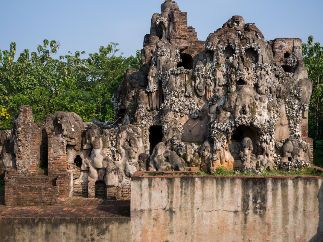 Gua Sunyaragi adalah sebuah Gua yang berlokasi di kelurahan Sunyaragi, Kecamatan Kesambi, Kota Cirebon, Jawa Barat di mana terdapat bangunan mirip candi&nbsp;yang disebut Gua Sunyaragi, atau Taman Air Sunyaragi, atau sering disebut sebagai Tamansari Sunyaragi.<br />
Nama "Sunyaragi" berasal dari kata "Sunya" yang artinya sepi dan "Ragi" yang berarti raga, keduanya adalah bahasa Sanskerta. Tujuan utama didirikannya gua tersebut adalah sebagai tempat beristirahat dan meditasi para Sultan Cirebon dan keluarganya.&nbsp;<br />
<br />
Kompleks tamansari Sunyaragi ini terbagi menjadi dua bagian yaitu pesanggrahan dan bangunan gua. Bagian pesanggrahan dilengkapi dengan serambi, ruang tidur, kamar mandi, kamar rias, ruang ibadah dan dikelilingi oleh taman lengkap dengan kolam. Bangunan gua-gua berbentuk gunung-gunungan, dilengkapi terowongan penghubung bawah tanah dan saluran air. Bagian luar kompleks aku bermotif batu karang dan awan. Pintu gerbang luar berbentuk candi bentar dan pintu dalamnya berbentuk paduraksa.<br />
<br />
Menurut kehendak penguasa pada zamannya, secara garis besar Tamansari Sunyaragi adalah taman tempat para pembesar keraton dan prajurit keraton bertapa untuk meningkatkan ilmu kanuragan. Bagian-bagiannya terdiri dari 12 antara lain :<br />
<br />
1.Bangsal Jinem sebagai tempat sultan memberi wejangan sekaligus melihat prajurit berlatih.<br />
2.Gua pengawal sebagai tempat berkumpul par apengawal sultan.<br />
3.Gua pandekemasang sebagai tempat membuat senjata tajam.<br />
4.Gua simanyang sebagai tempat pos penjagaan.<br />
5.Gua langse sebagai tempat bersantai.<br />
6.Gua peteng sebagai tempat nyepi untuk kekebalan tubuh.<br />
7.Gua arga jumud sebagai tempat orang penting keraton.<br />
8.Gua padang ati sebagai tempat bersemedi.<br />
9.Gua kelanggengan sebagai tempat bersemedi agar langgeng jabatan.<br />
10.Gua lawa sebagai tempat khusus kelelawar.<br />
11.Gua pawon sebagai dapur penyimpanan makanan.<br />
12.Kompleks Mande Kemasan (sebagian hancur)