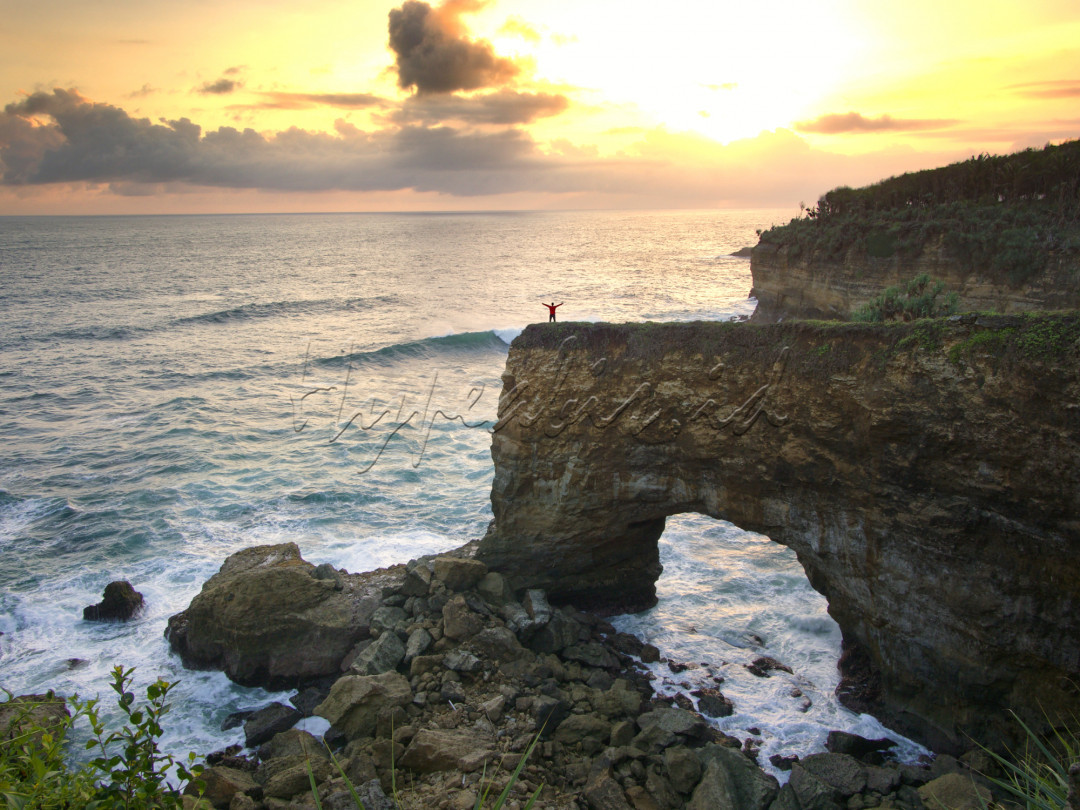 Seorang wisatawan sedang Menikmati indahnya sunset dipantai karang bolong pacitan, Jawa timur&nbsp;