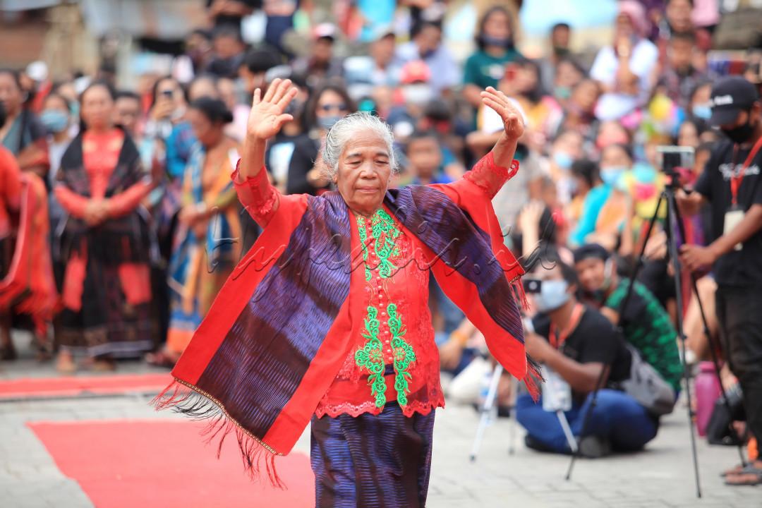 Dalam Kesempatan ini para pelaku tenun ulos batak yang ada disamosir melakukan kegiatan Fashion Show Ulos hasil tenun mereka sendiri. Dengan kegiatan ini banyak mengundang perhatian banyk orang baik dari domestik maupun mancanegara untuk hadir dimana para petenun ulos batak yang rata rata usia mereka cukup berumur bergaya layaknya model profesional sehingga mengundang banyak tawa bagi tamu yang datang .
