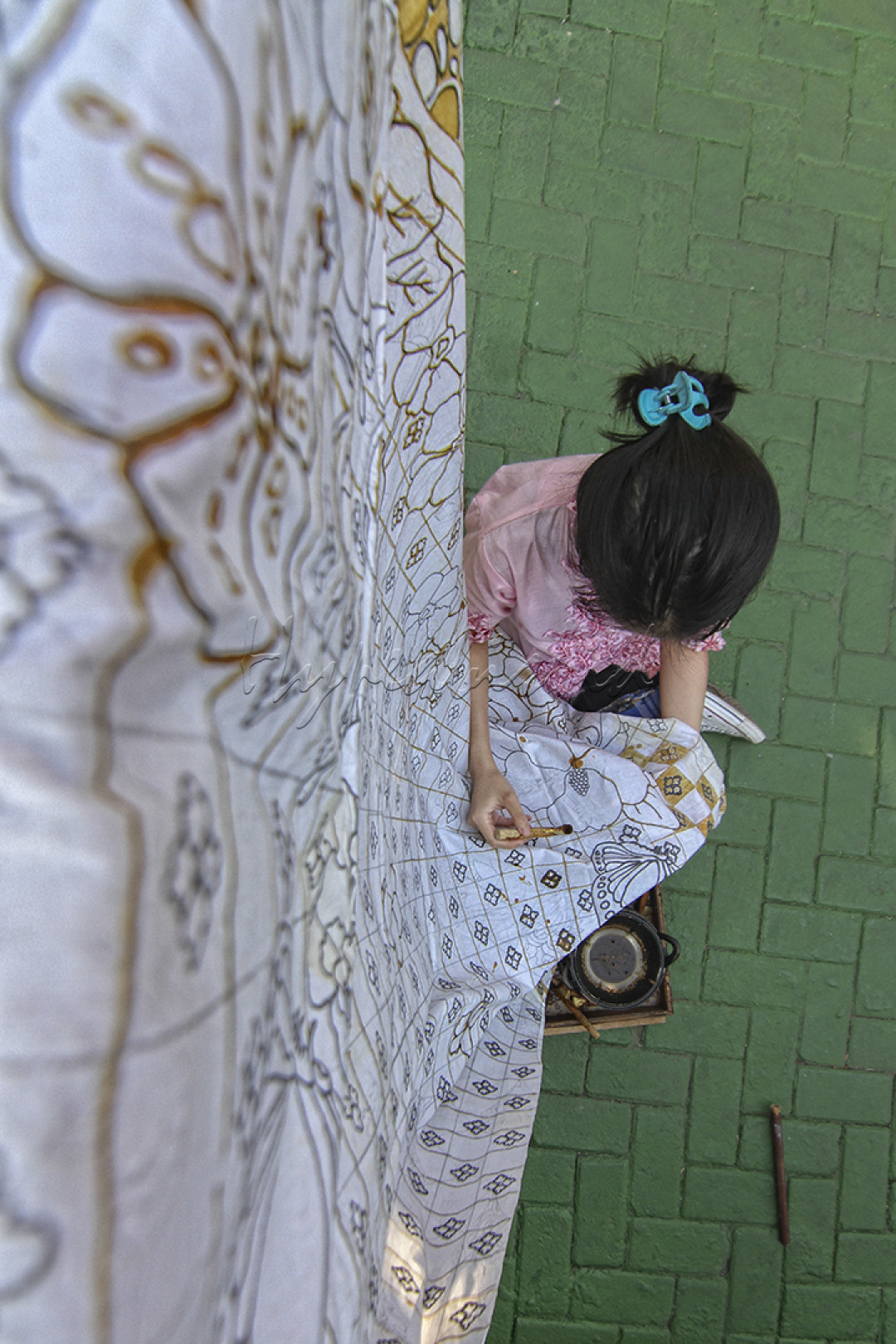Seorang sedang membatik dalam rangka pengenalan membatik tulis di kampung batik Semarang.Sekarang memang dikembangkan sebagai sentra kerajinan dan salah satu tujuan wisata di Kota Semarang dan semakin menarik minat para wisatawan untuk berkunjung ke kampong batik ini.