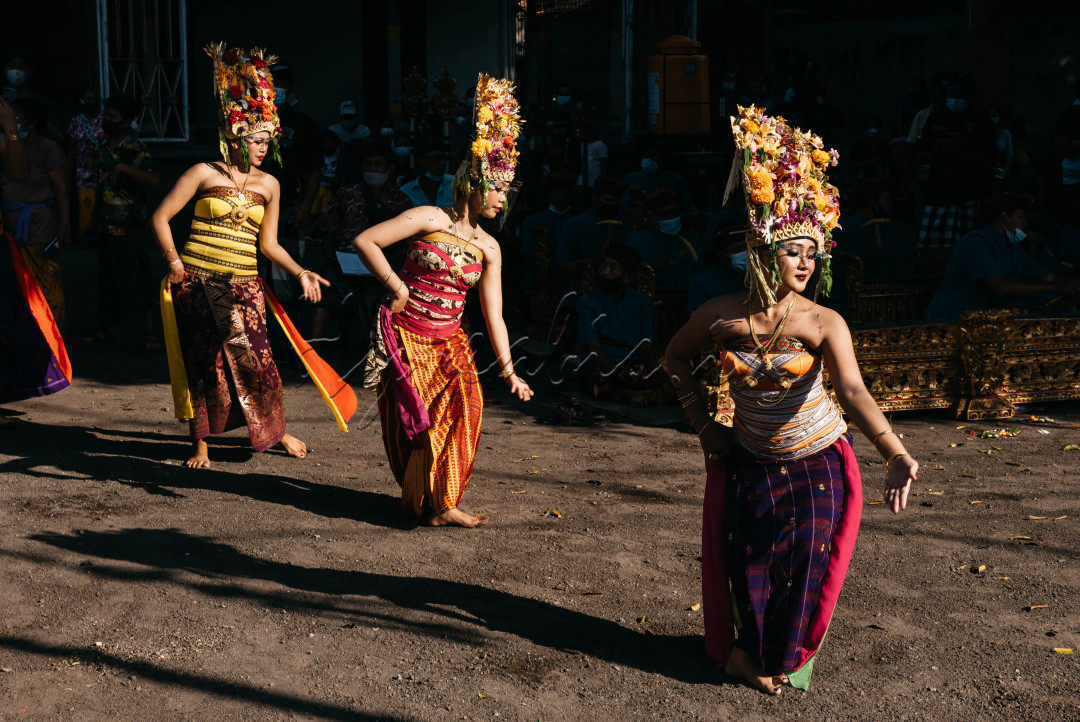 Keindahan Tarian Rejang yang ada di Desa Jasri. Tarian Rejang ini biasanya ditarikan setiap 6 bulan sekali oleh para pemudi di Desa Jasri, Karangsem Bali.&nbsp;&nbsp;