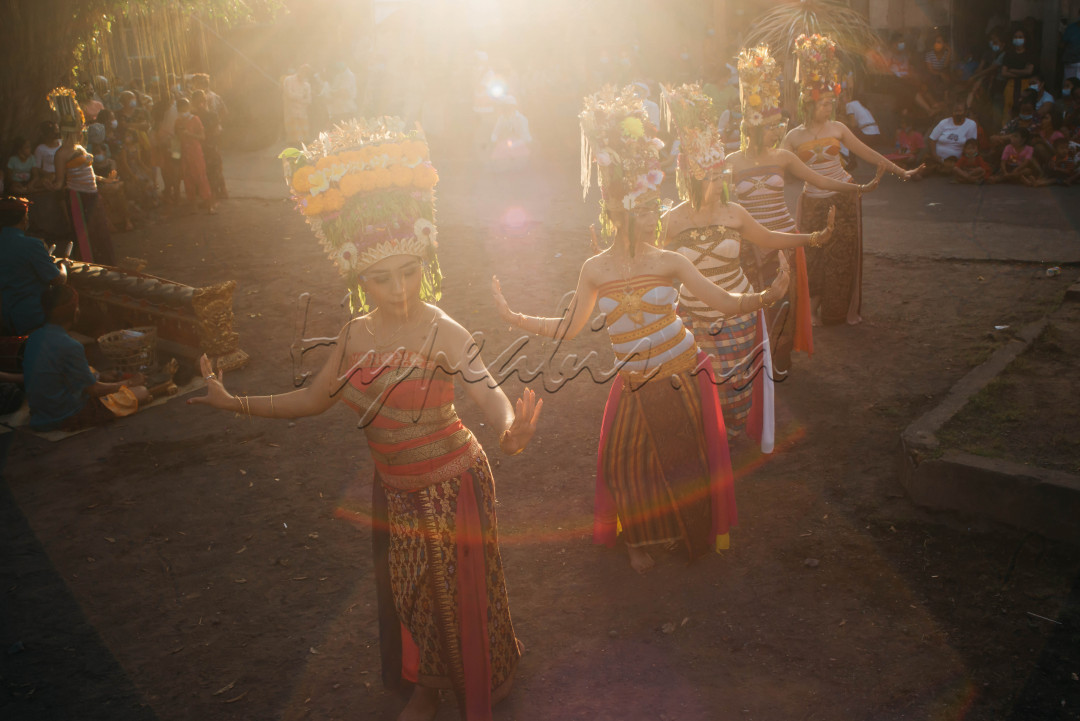 Keindahan Tarian Rejang yang ada di Desa Jasri. Tarian Rejang ini biasanya ditarikan setiap 6 bulan sekali oleh para pemudi di Desa Jasri, Karangsem Bali.&nbsp;&nbsp;