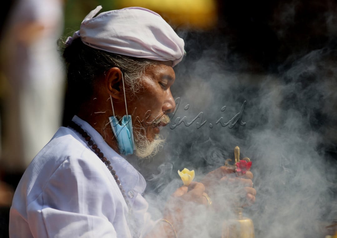 Umat Hindu melakukan ibadah di Pura Mojokerto April 2021, Mojokerto merupakan wilayah yang mempunyai keragaman adat, budaya dan agama yang beragam.