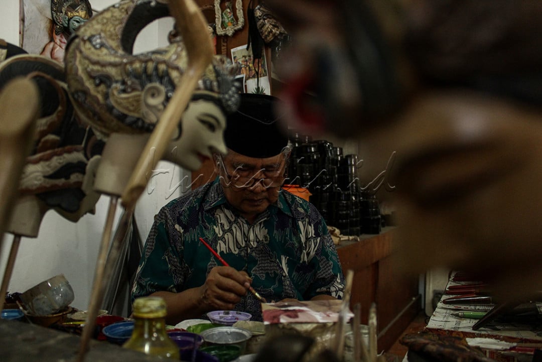 Efrin Syafrudin, melakukan proses pengecatan wayang jenis Ramayana di Galeri Cupumanik. Cupumanik Puppets Gallery yang berdiri sejak tahun 1970 telah mengekspor wayang berbagai ukuran dan bentuk untuk souvenir, koleksi, atau pertunjukan ke berbagai negara seperti Belgia, Amerika, Inggris, dll. Rata-rata harga wayang sovenir di gallery ini Sepuluh Ribu Rupiah sampai Jutaan rupiah atau harga tergantung ukuran.