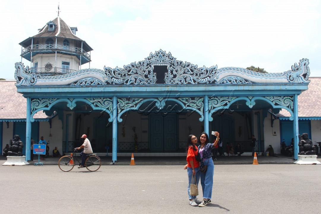 <div style="text-align: justify;">Seorang Wisatawan sedang mengabadikan keindahan bangunan bersejarah di Keraton Surakarta dengan berfoto selfie, Bangunan Keraton Surakarta merupakan perpaduan yang khas antara gaya eropa dan etnik Jawa dalam setiap sudut dan tata ruang Keraton. Berbicara tentang Keraton, tak lepas dari sejarah kerajaan-kerajaan islam yang penah berjaya di tanah jawa.</div>

<div style="text-align: justify;">&nbsp;</div>