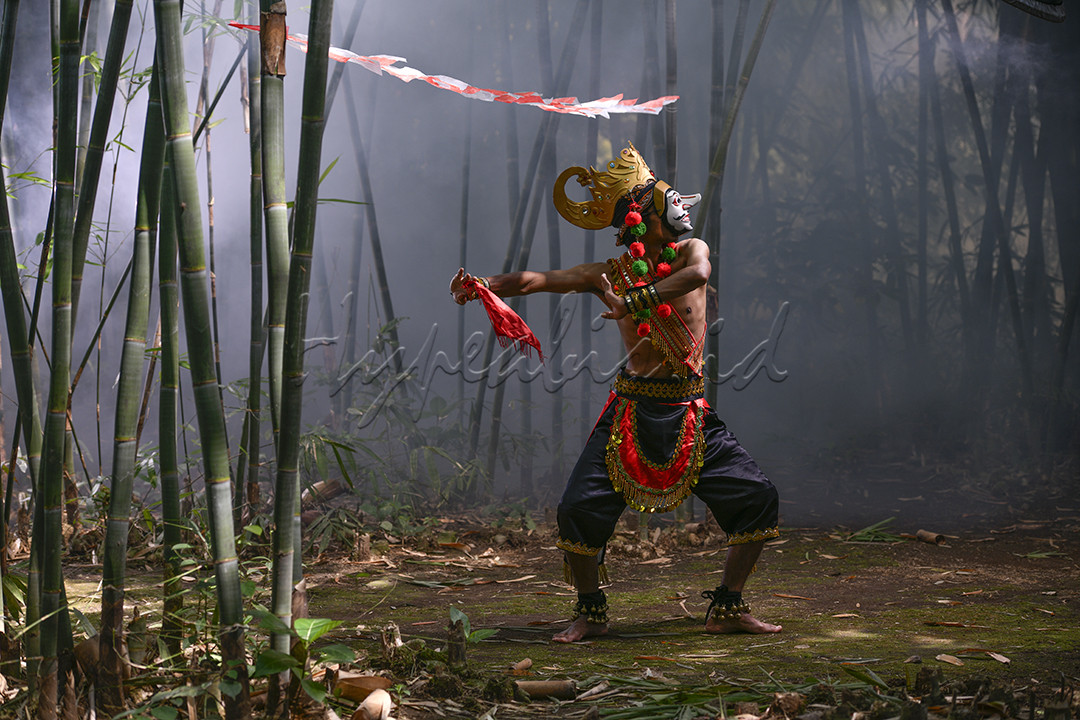 Tari&nbsp;Topeng Kaliwungu&nbsp;merupakan seni tari tradisional di Kabupaten Lumajang yang diwariskan secara turun- temurun. Tari&nbsp;Topeng Kaliwungu&nbsp;muncul karena ada pengaruh dari kesenian-kesenian yang dibawa oleh masyarakat Madura yang bermigrasi ke Kabupaten Lumajang lebih dari seabad yang lalu.