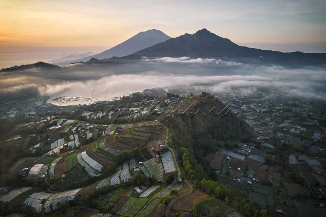 Hamparan Gunung Abang dan Gunung Agung yang terlihat mempesona saat di ambil dari suatu desa di daerah kintamani yaitu Desa Songan, dari sini pun kita bisa melihat Danau Batur dan Pertanian Palawija.<br />
Dimana hamparan awan di leher gunung yang terkadang membuat desa ini seperti negri di atas awan.