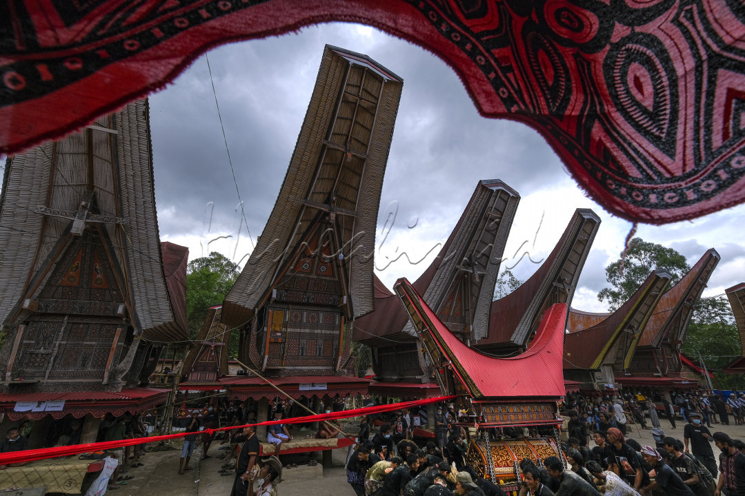 Upacara&nbsp;adat Rambu Solo adalah&nbsp;upacara&nbsp;adat&nbsp;pemakaman&nbsp;sebagai bentuk penghormatan terakhir kepada seseorang yang sudah meninggal. Masyarakat&nbsp;Toraja&nbsp;memandang kematian sebagai perpindahan orang dari dunia ke tempat alam roh untuk peristirahatan (Puya)