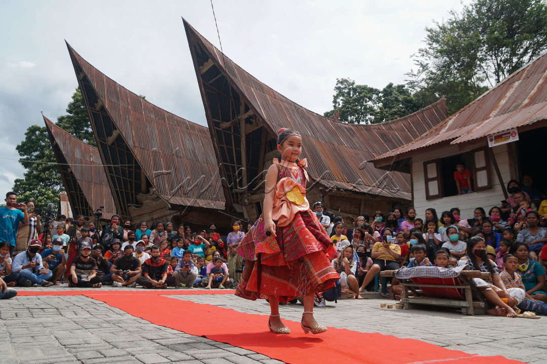<div style="text-align: center;"><span style="font-size:14px;"><strong>Peragaan Busana Kain Ulos</strong></span></div>

<div>&nbsp;</div>

<div style="text-align: justify;">Seorang Model Anak sedang memperagakan&nbsp;Busana Kain Ulos di Desa Wisata ,Desa Lumban Suhi-Suhi,Pulau Samosir,Sumatera Utara, Sabtu (19/9/2020).Desa Lumban Suhi-Suhi merupakan desa pengrajin Kain Tenun Ulos Batak yang terus berkreasi untuk mempromosikan Danau Toba sebagai tujuan wisata super prioritas Indonesia.</div>
<br />
&nbsp;