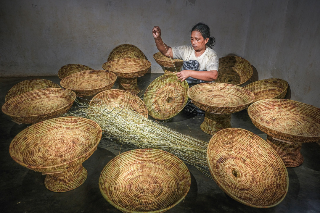<br />
Membuat Talam dan Busara, yaitu kerajinan tangan masyarakat Kabupaten Buton Sulawesi Tenggara dengan berbahan dasar rotan, dan &nbsp;memiliki motif yang menarik, selain itu juga memiliki &nbsp;kualitas yang baik. Harga sepasang talam ini mencapai Rp400.000 sampai Rp1.000.000 sesuai ukurannya. Pada pemasaran talam tradisional ini &nbsp;tersebar ke seluruh kabupaten-kabupaten di Sulawesi Tenggara. Talam ini di gunakan sebagai tempat makanan pada saat festival Kandekandea (makan-makan) dan acara adat lainnya di Sulawesi Tenggara. Jadi selain sebagai produk usaha pembuatan talam juga menjadi kegiatan untuk merawat tradisi