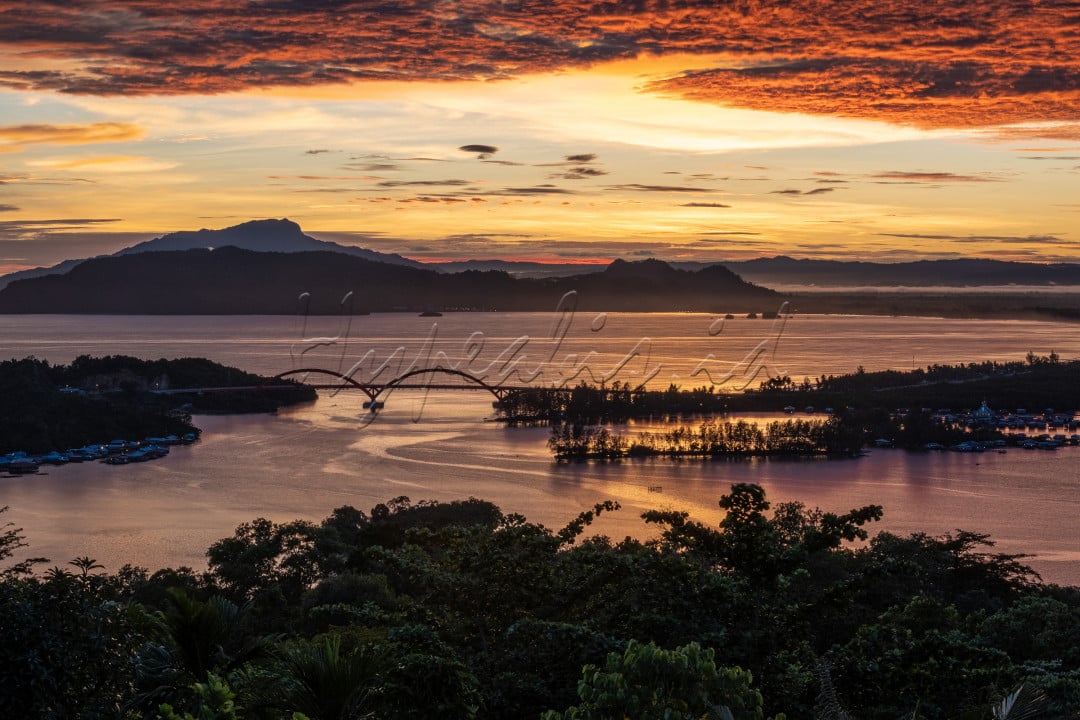 Bukit Jokowi, bukit yang terletak di Skiland, Distrik Jayapura Selatan. Dari ketinggian, kita disuguhkan pemandangan Teluk Youtefa, perbukitan Skyline dan jembatan merah.