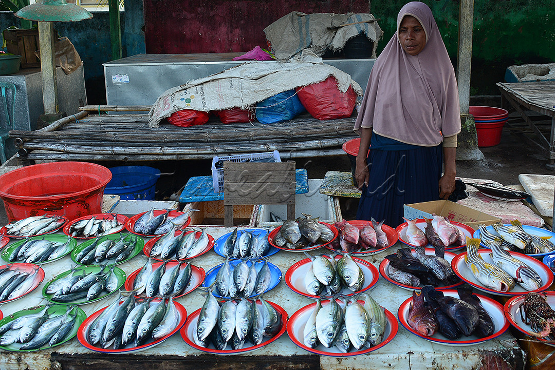 Pasar Inpres Larantuka NTT menjual bahan-bahan makanan segar berupa beras dan kacang-kacangan dari Larantuka, Adonara ataupun Maumere; ikan segar (dan cumi-cumi dengan penampang sebesar kertas A2), ikan ataupun cumi asin yang semuanya tidak terlalu asin.&nbsp;Di kota ini hanya ada pasar tradisional di pagi sampai sore hari. Makan ikan sebanyak-banyaknya selama di sini. Ikannya tidak amis, selalu segar dan dagingnya manis gurih.<br />
&nbsp;
