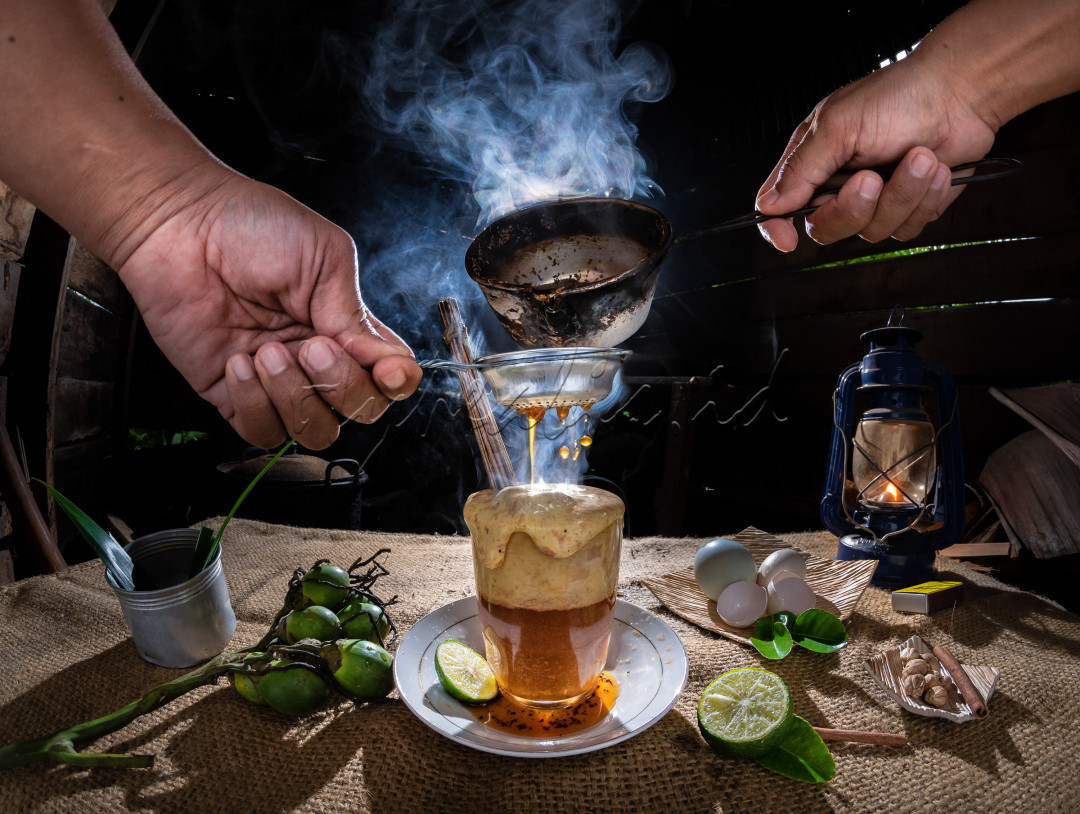 Minuman tradisional khas Ranah Minang Sumatera Barat. Terbuat dari telur dan gula yang diadon atau dikocok dan diseduh dengan teh panas, dibubuhi dengan sedikit fanila atau jeruk nipis untuk menghilangkan aroma amis telur.<br />
Dipercaya berkhasiat untuk menambah stamina. Sering menjadi tantangan para turis lokal maupun mancanegara untuk meminumnya karena rasanya yg unik dan samasekali asing bagi mereka.<br />
Seiring berjalannya waktu Teh Talua muncul dengan berbagai varian sesuai dgn bahan pencampur tambahannya seperti Teh Talua Pinang, Teh Talua Tapai, Teh Talua Sarai (sereh/serai)dll.