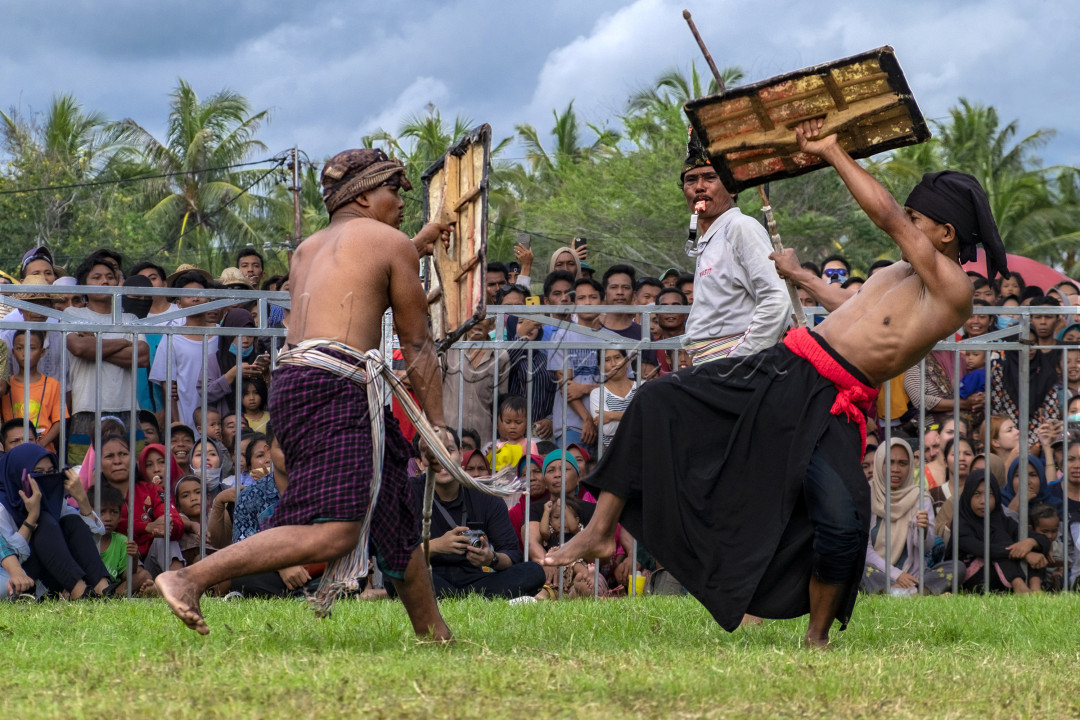 Peresean adalah olahraga tradisional masyarakat suku sasak di Lombok, olahraga ini sebagai apresiasi jiwa kestaria dan keberanian serta sportifitas laki-laki suku Sasak.&nbsp; Dengan tameng dari kukit kerbau dan penjalin dari rotan, tidak boleh memukul bagian kepala, seorang wasit mengawasi pertandingan, dan usai bertanding pemain saling bersalaman. Sebagai bentuk sportifitas
