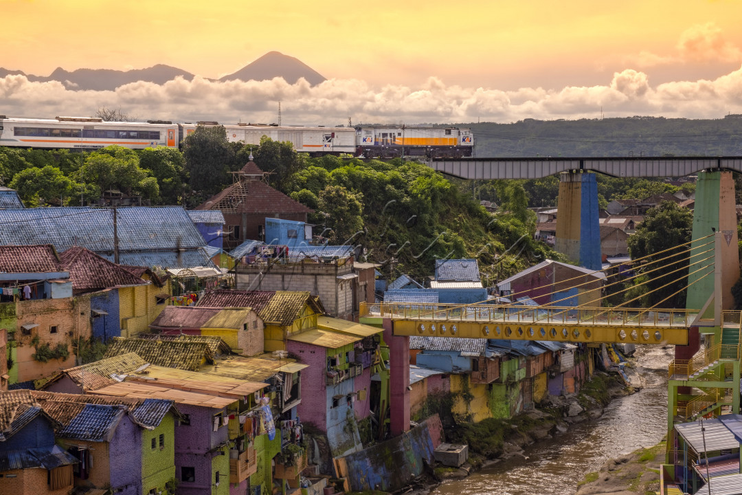 Pagi hari saat kereta api melintas melewati kampung Jodipan malang, kampung ini dikenal dengan kampung warna warni dan kampung tridi, dahulu pemukiman ini berkesan kotor namun saat ini menjadi objek wisata yang menarik, pemandangan gunung semeru bisa kita saksikan dari seberang jalan di jembatan Brantas kota Malang
