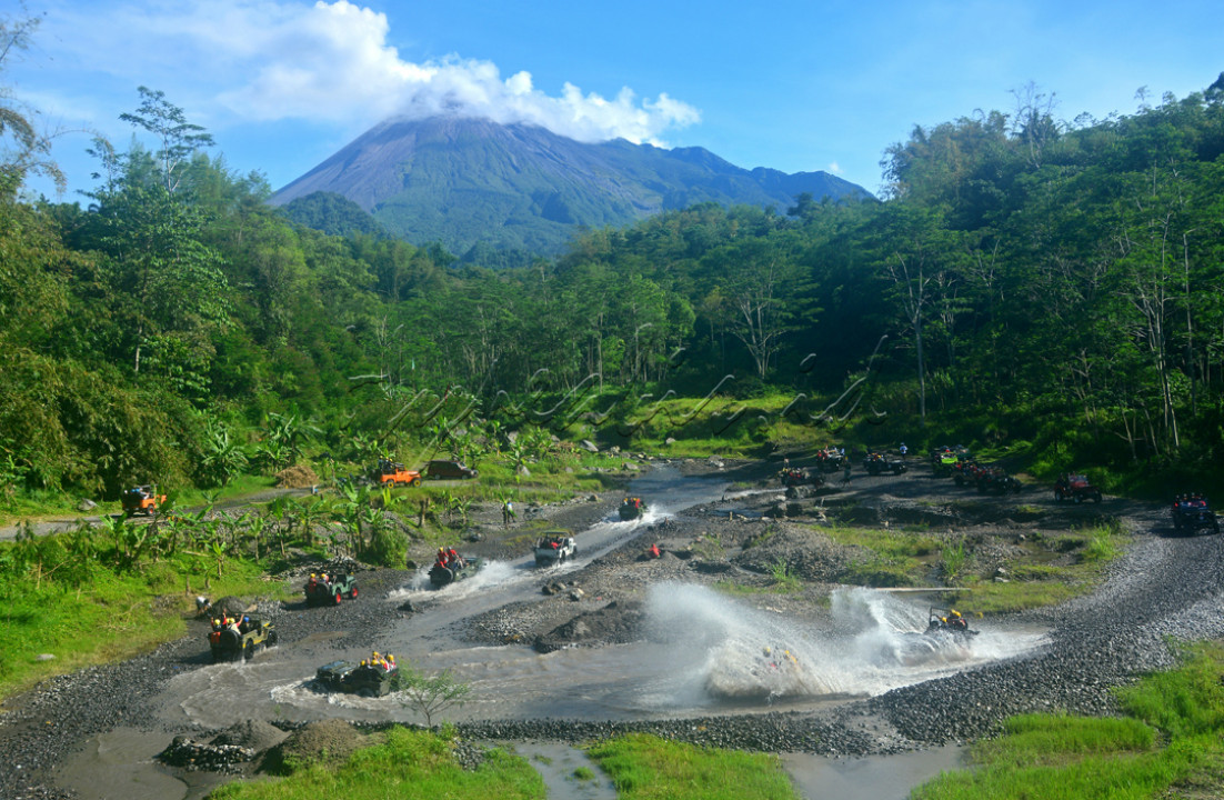 Lava tour/Wisata Offroad Merapi muncul setelah erupsi besar yang terjadi tahun 2010. Erupsi ini menyebabkan kawasan Gunung Merapi sisi selatan diterjang lahar dan menyisahkan lauta pasir yang luas.