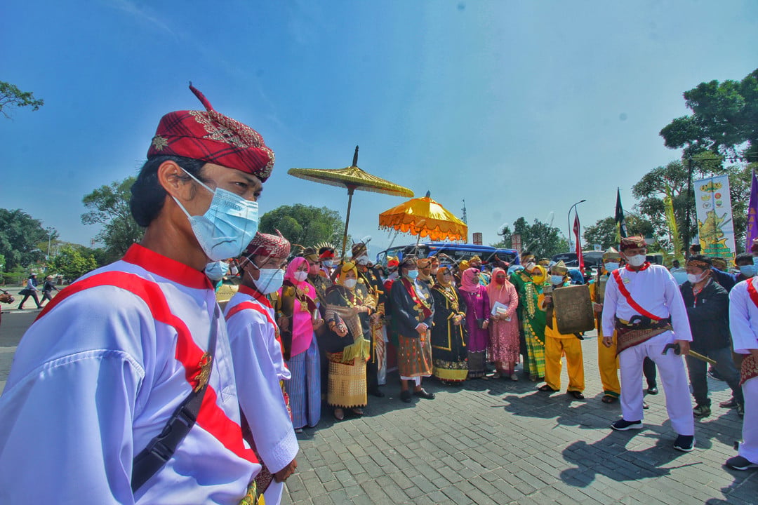 Barisan para raja dan Sultan dalam acara festival Adat Kerajaan Nsantara yang ke 50 yang diaddakan Di kota Smedang Jawa Barat sebagai tuan rumah