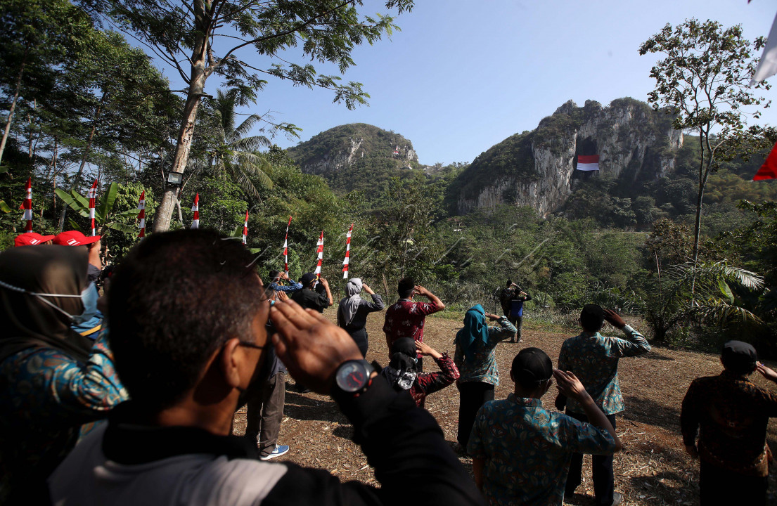 UPACARA HUT RI KE-76<br />
SEJUMLAH warga melakukan penghormatan bendera saat Upacara HUT ke 76 Republik Indonesia di Gunung Hawu, Kampung Cidadap, Desa Padalarang, Kecamatan Padalarang, Kabupaten Bandung Barat, Selasa (17/8/2021). &nbsp;Kegiatan tersebut diharapkan mampu meningkatkan rasa nasionalisme terhadap Tanah Air.&nbsp;