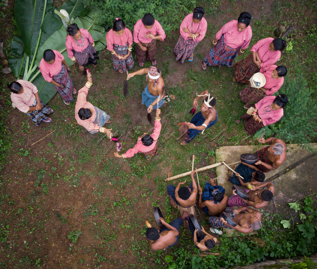 Tarian khas Sikka yaitu Tari Potong Pisang yang lengkap menggunakan pakaian adat Tenun Ikat sebagai bentuk rasa syukur atas pernikahan. Pakaian khas yaitu Tenun Ikat Sikka dibuat secara tradisional menggunakan pewarna alami dan tenun yang ramah lingkungan.<br />
<br />
#lombafotobisnisindonesia<br />
#hypeabisid<br />
#BisnisIndonesiaFoto