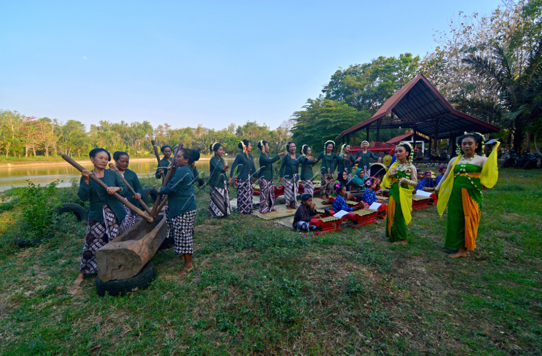 Kesenian Tradisional dari Gunungkidul Yogyakarta ini muncul sebagai ungkapan syukur atas melimpahnya panen padi. Sebelum lahurnya mesin penggiling padi, lesung di pakai buat memisahkan padi dari batangnya.