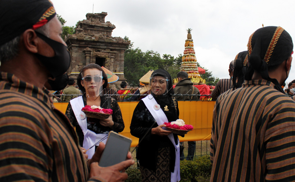 Festival Gedongsongo digelar pada Selasa (23/11/2021). Festival Gedongsongo diawali dengan ritual resik-resik candi di lingkup candi pertama oleh sejumlah tetua adat. Ritual resik-resik tersebut sebagai penanda membersihkan hati, untuk menjaga kelestarian alam.<!--/data/user/0/com.samsung.android.app.notes/files/share/clipdata_211205_202021_607.sdoc-->