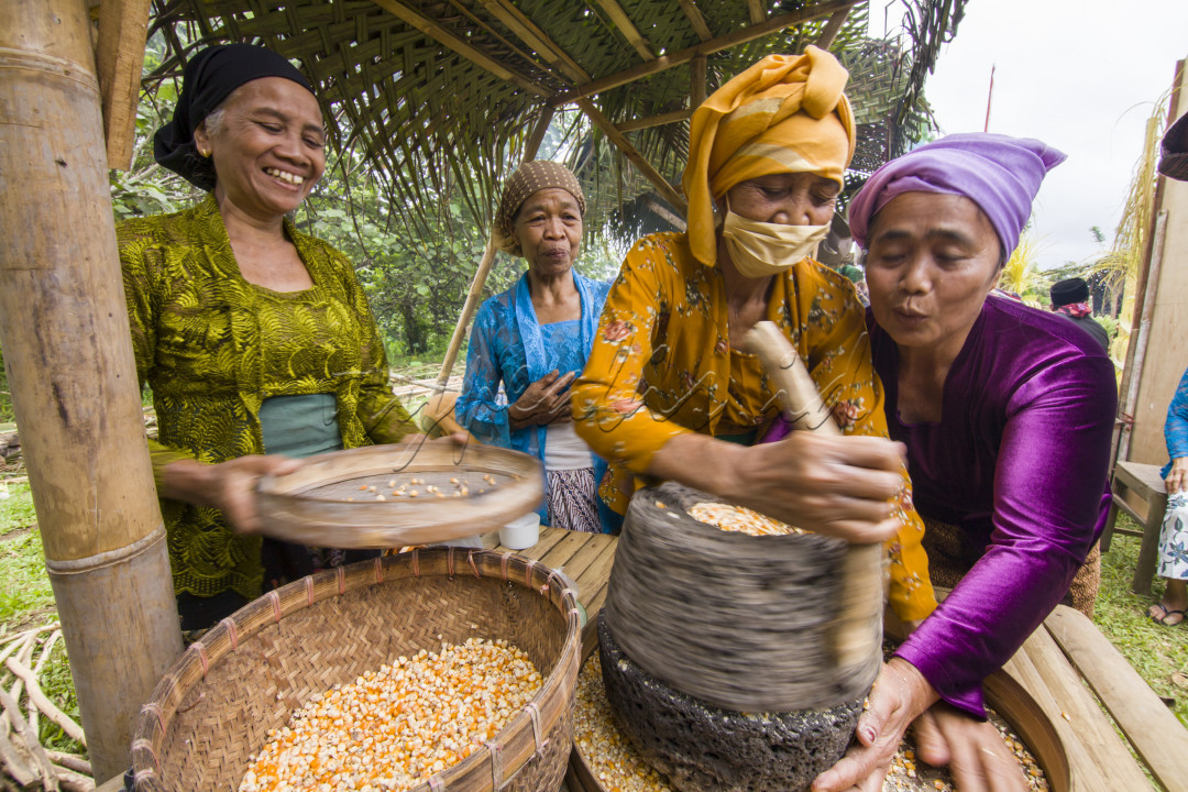 Menggiling halus jagung dengan cara tradisional dengan menggunakan batu yang dipahat dan ditumpuk dua bagian yang kemudian diputar secara cepat merupakan hasil kebudayaan nenek moyang Indonesia. Rasa yang tercipta lebih terasa nikmat dibanding menggunakan alat giling modern.