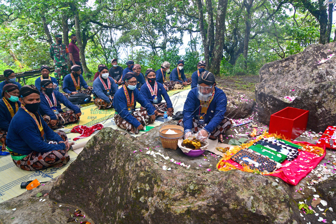 Labuhan Merapi dalam rangka memperingati tinggalan jumenengan dalem atau tahun kenaikan tahta Sri Sultan Hamengku Buwono X. Labuhan Merapi tahun ini diselenggarakan dengan terbatas menyesuikan kondisi pandemi Covid-19 dan status siaga level III Gunung Merapi.