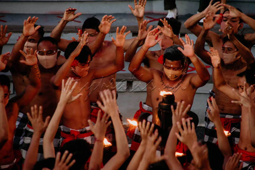 tari kecak menggambarkan kesetian yang di gambarkan oleh shinta dan pengorbanan yang di tunjukan oleh garuda yang rela menanggalkan satu sayapnya , atas keserakahan rahwana&nbsp;