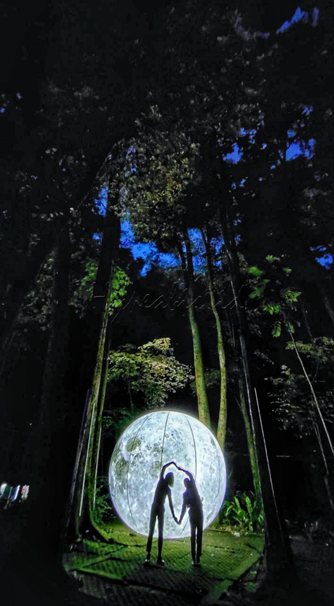 Pengunjung menikmati keindahan warna-warni lampu dan permainan efek audio visual saat mengunjungi Taman Hutan Menyala, di Taman Hutan Raya Juanda, Kota Bandung, Sabtu, 4 Desember 2021 malam. Kawasan konservasi itu menjadi salah satu destinasi wisata alam yang wajib dikunjungi wisatawan saat berkunjung ke Kota Bandung, selain menikmati segarnya udara wisatawan juga dbuat lebih peka pada lingkungan sekitar.<br />
<br />
<br />
<br />
&nbsp;