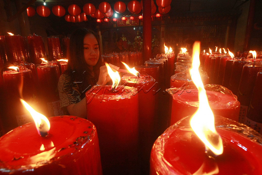AKTIVITAS jemaat di Vihara Dharma Ramsi, Jalan Cibadak, Kota Bandung, Sabtu &nbsp;(25/1/2020). Perayaan pergantian Tahun Baru Imlek 2020 dengan shio Tikus Logam tersebut &nbsp;berdasarkan teori Yin dan Yang, tikus melambangkan kekayaan, kecerdasan, kesuksesan dan kebijaksanaan.<br />
<br />
&nbsp;